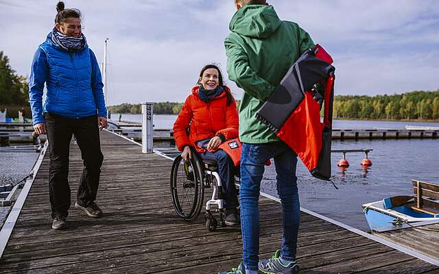 Mutter und Sohn brechen auf zur Paddeltour