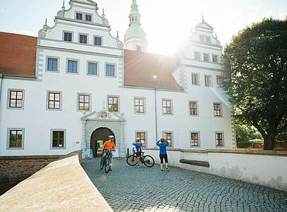 Familie auf Radtour bei Schloss Doberlug