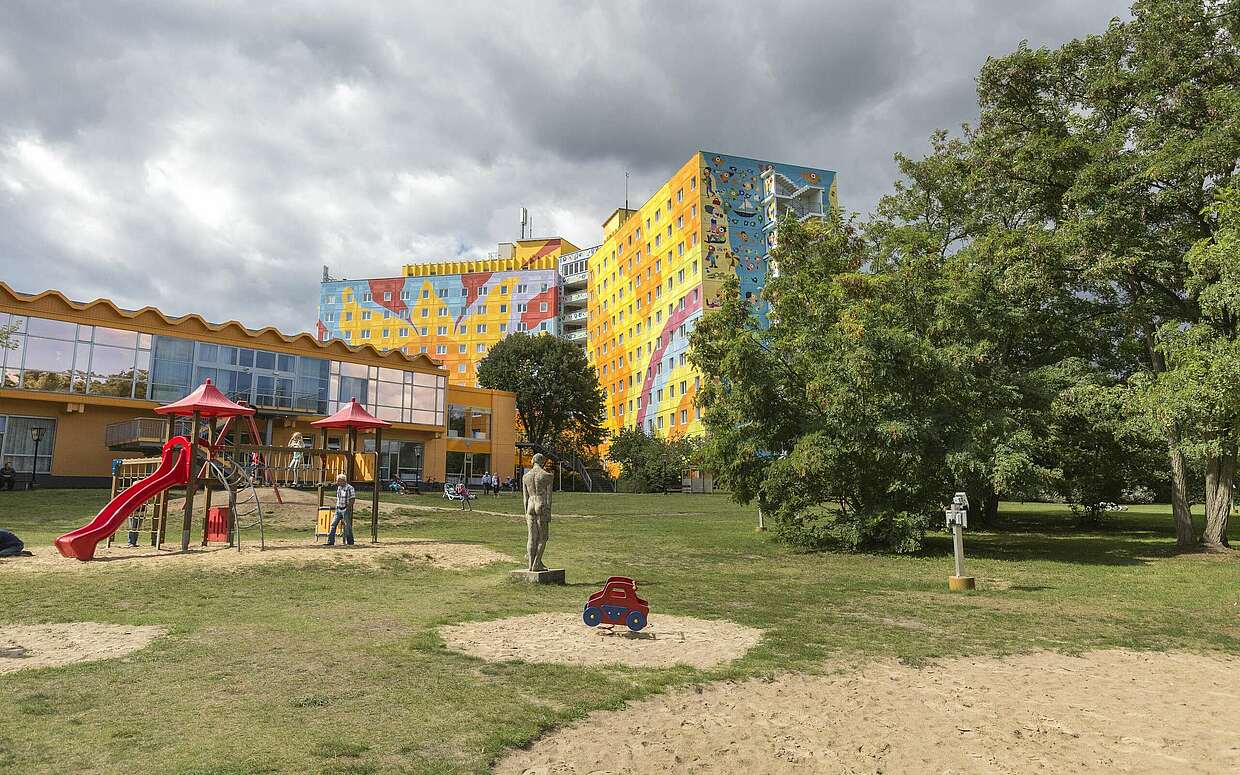 Inzwischen ziert nicht mehr nur die Fassade Fischer-Arts Handschrift. Das Hotel avanciert zum Gesamtkunstwerk.