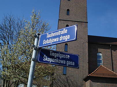 Straßenschild auf deutsch / sorbisch in Cottbus