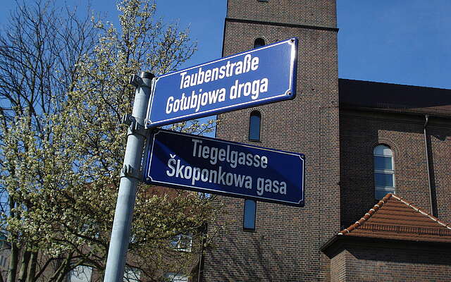 Straßenschild auf deutsch / sorbisch in Cottbus