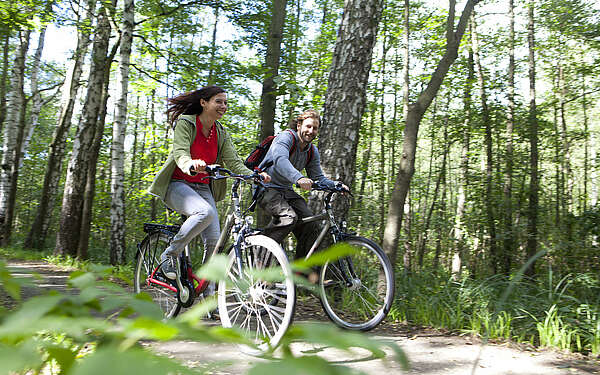 Zwei Radfahrer im Spreewald