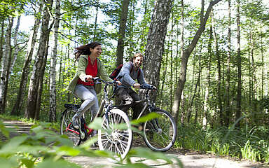 Zwei Radfahrer im Spreewald
