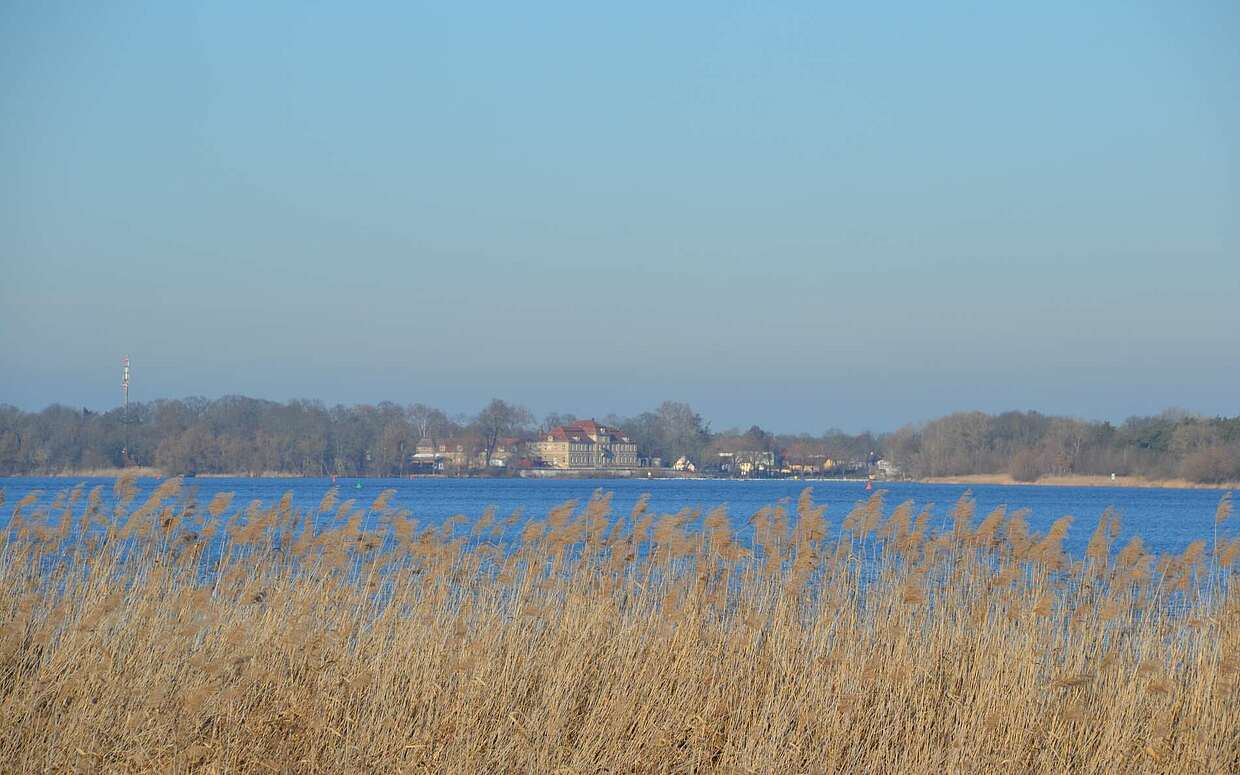 Blick von Kirchmöser Ost über den Plauer See zum Schloss Plaue