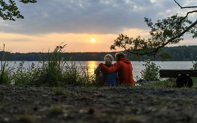 Paar genießt den Sonnenuntergang am Stechlinsee