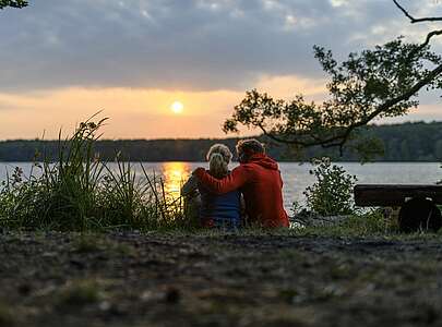 Paar genießt den Sonnenuntergang am Stechlinsee