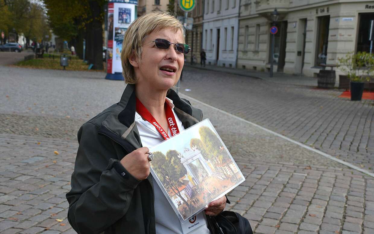 Stadtführerin Monika Damm erklärt die Geschichte des Jägertores an der Hegelallee.