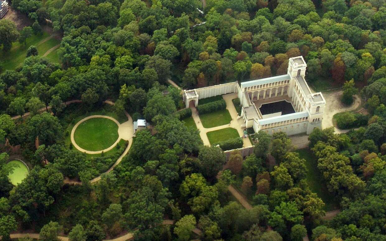 Sicht von oben auf das Belvedere auf dem Pfingstberg