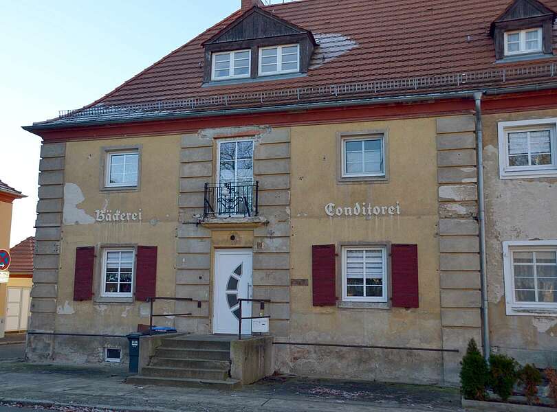 Vor diesem Gebäude  am Marktplatz in Kirchmöser entstanden Szenen für den Film „Barbara“.