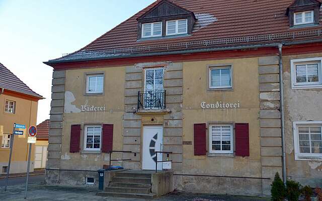 Vor diesem Gebäude  am Marktplatz in Kirchmöser entstanden Szenen für den Film „Barbara“.