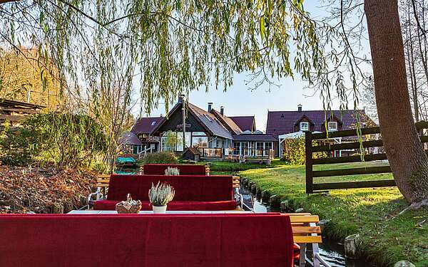 Spreewaldkahn vor der Pension "Zum Schlangenkönig"