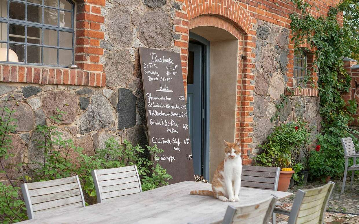 Eingang zur Weinschänke auf dem Gutshof Kraatz