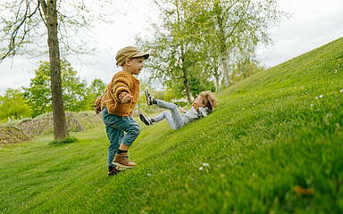 Kinder spielen im Park