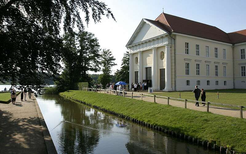 



        
            Schlosstheater Rheinsberg,
        
    

        Foto: Kammeroper Schloss Rheinsberg/Henry Mundt
    