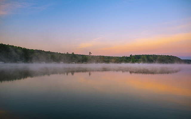 Malerischer Sonnenaufgang über dem See