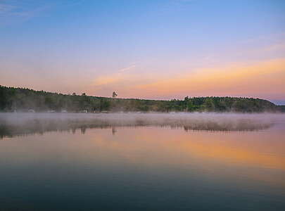 Malerischer Sonnenaufgang über dem See
