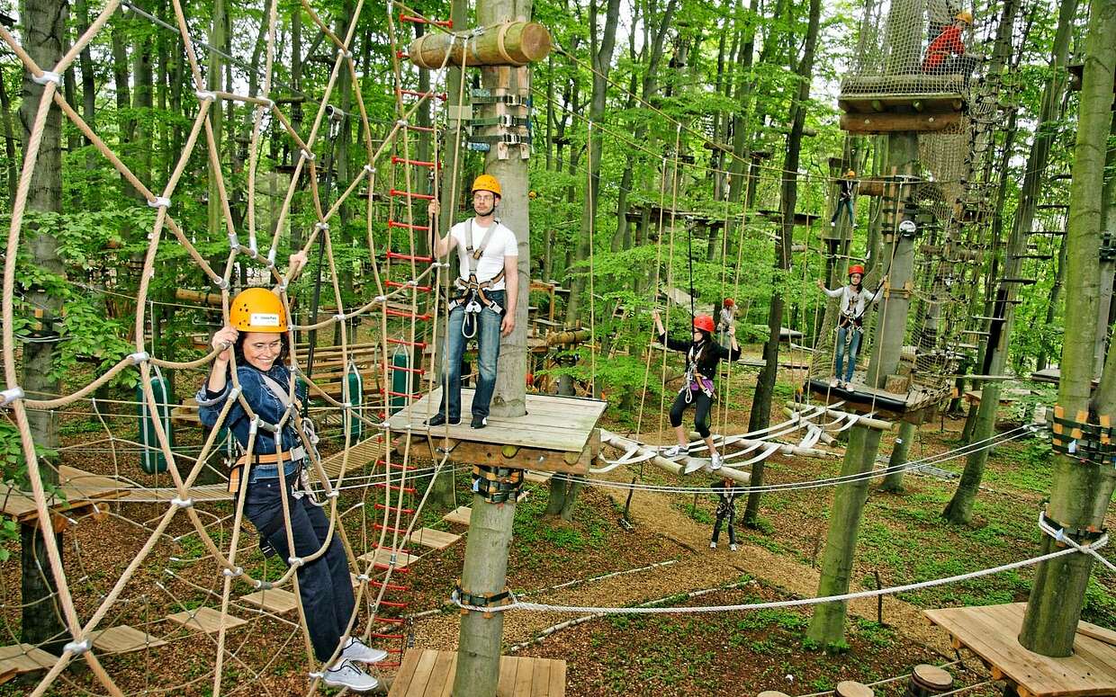 Im Kletternetz im Abenteuerpark Potsdam