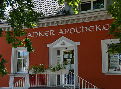 Im Jahr 1993 hat Beatrix Schlegel die Anker-Apotheke in Milow übernommen.