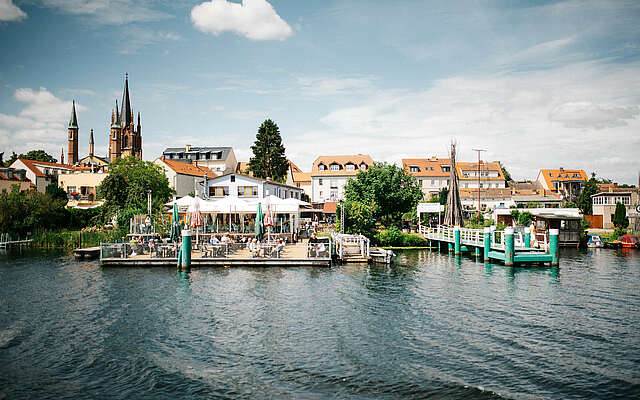 Blick vom Wasser auf das Fischrestaurant Ariell in Werder (Havel)