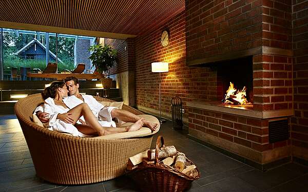 Paar am Kamin in der Spreewald  Therme Burg