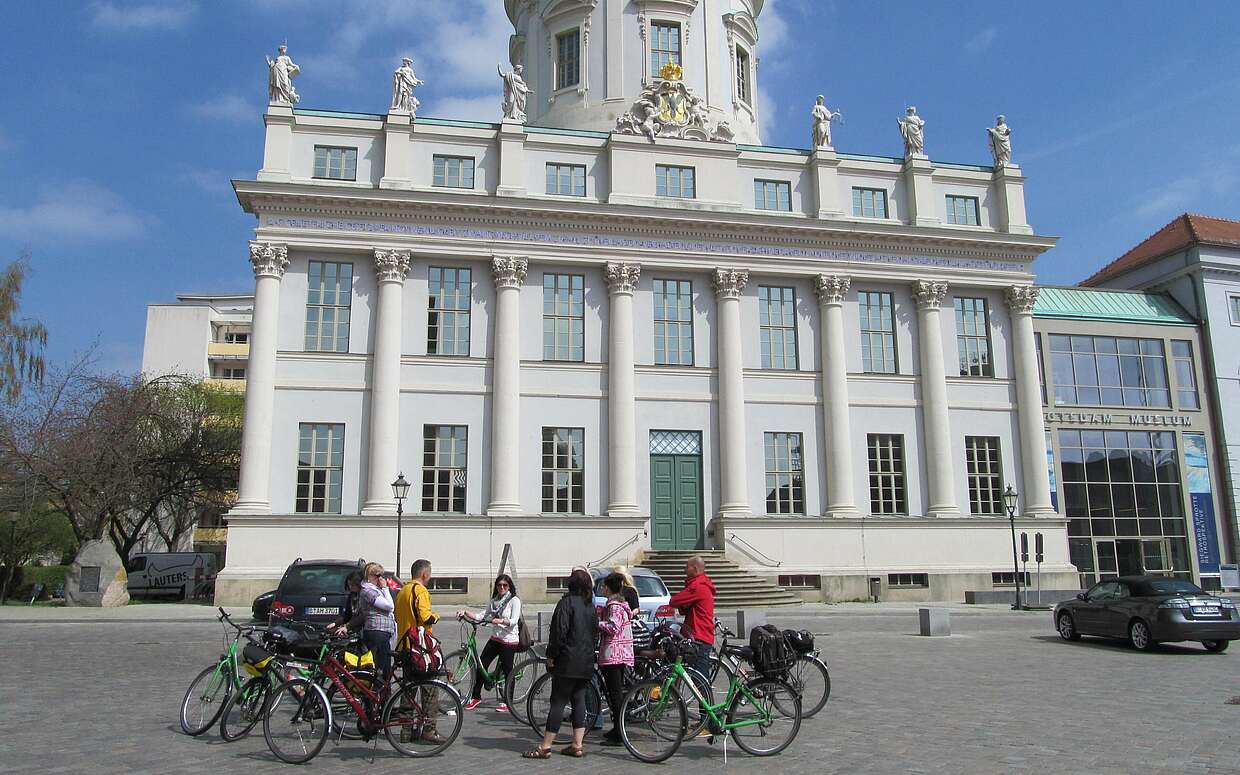 Fahrradpause vor dem Alten Rathaus in Potsdam