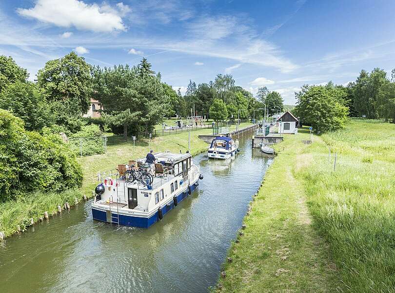 Hausboote an der Schleuse Himmelpfort 