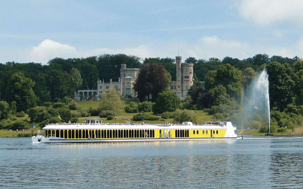 MS Sanssouci vor Schloss Babelsberg