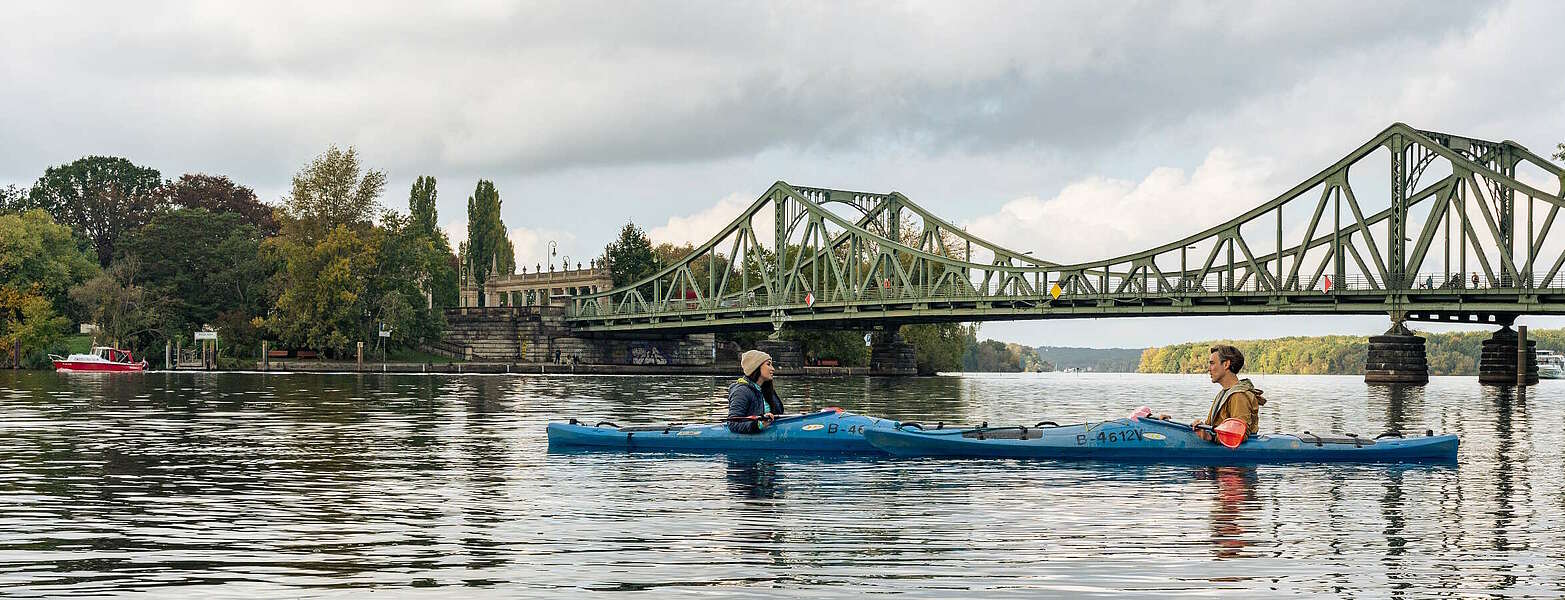 Kanutour in Potsdam an der Glienicker Brücke,
        
    

        Foto: TMB Fotoarchiv/Steffen Lehmann