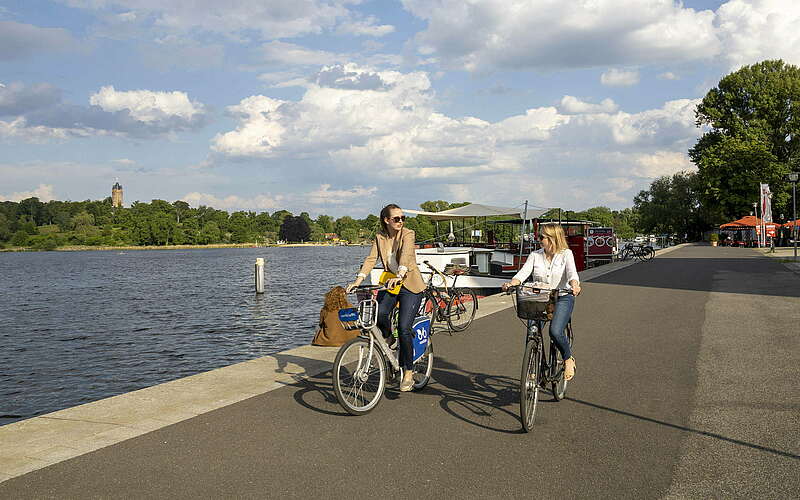 



        
            Radfahrerinnen auf dem Havel-Radweg in Potsdam,
        
    

        Foto: PMSG/André Stiebitz
    
