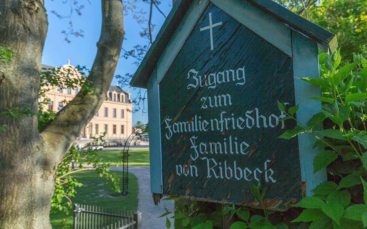 Im Schlossgarten von Ribbeck: Zugang zum Familienfriedhof der Familie von Ribbeck