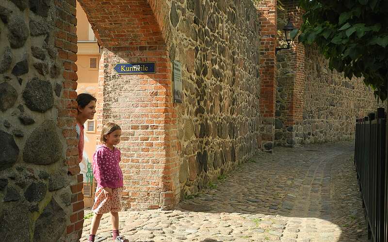 



        
            Kinder an der Stadtmauer in Templin,
        
    

        Foto: TMB- Fotoarchiv/Judith Hyams
    