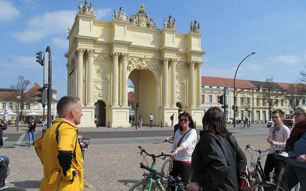 Kurzer Zwischenstopp mit dem Rad am Brandenburger Tor