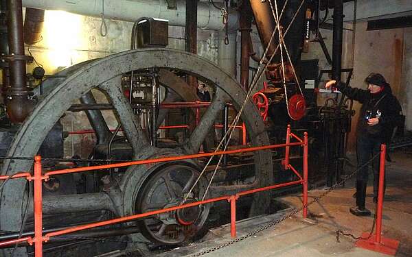 Die alte Dampfpresse der Brikettfabrik Louise