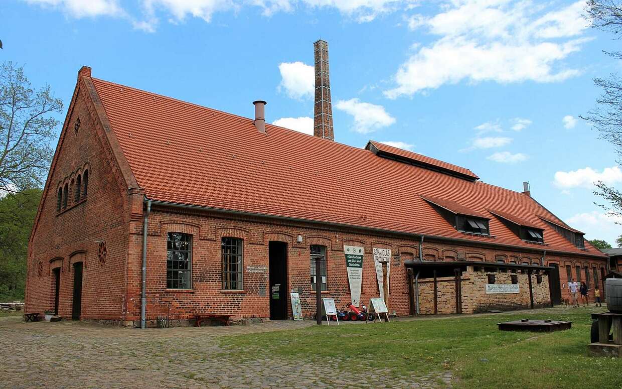 Das Museum in Baruth war einmal eine echte Glashütte. Da passt es, dass im gleichnamigen Ort der Erfinder der Thermosflasche, Reinhold Burger, geboren und aufgewachsen ist.