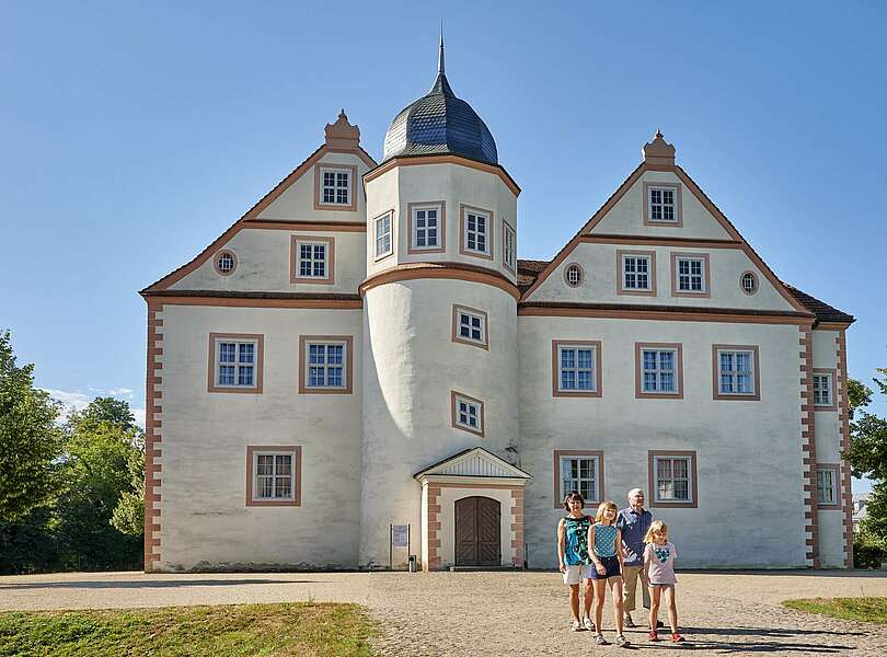 Familie vor Schloss Königs Wusterhausen
