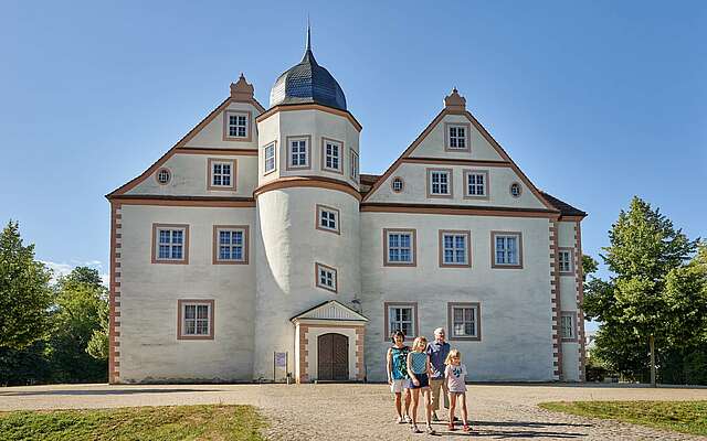 Familie vor Schloss Königs Wusterhausen