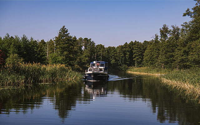 Hausboot in der Wasserlandschaft