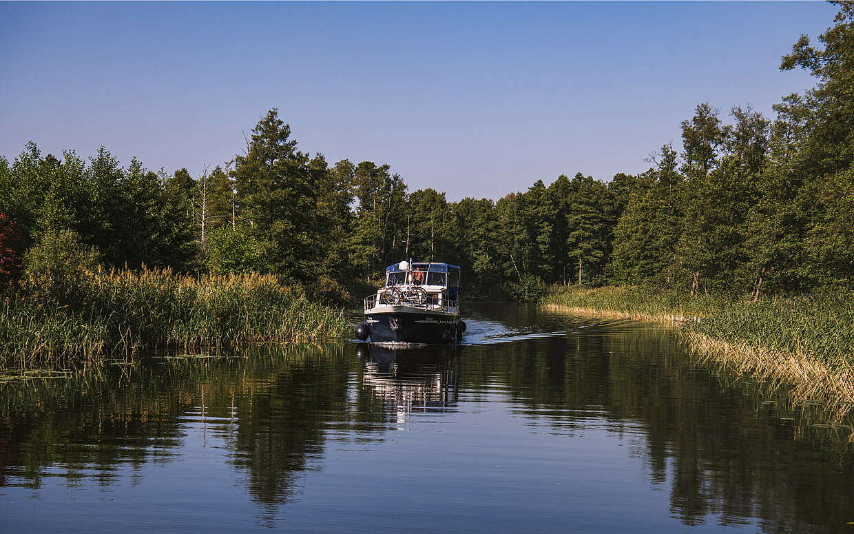 Hausboot in der Wasserlandschaft