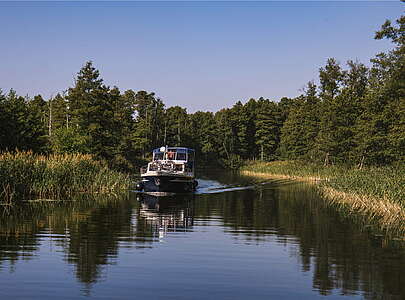 Hausboot in der Wasserlandschaft