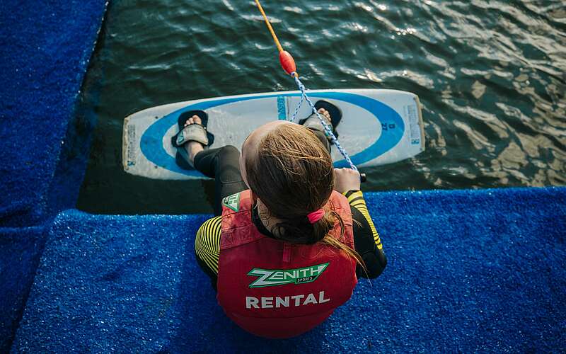 



        
            Mädchen sitzt auf dem blauen Uferstein im Wakepark Ruhlsdorf ,
        
    

        Foto: TMB Fotoarchiv/Julia Nimke
    
