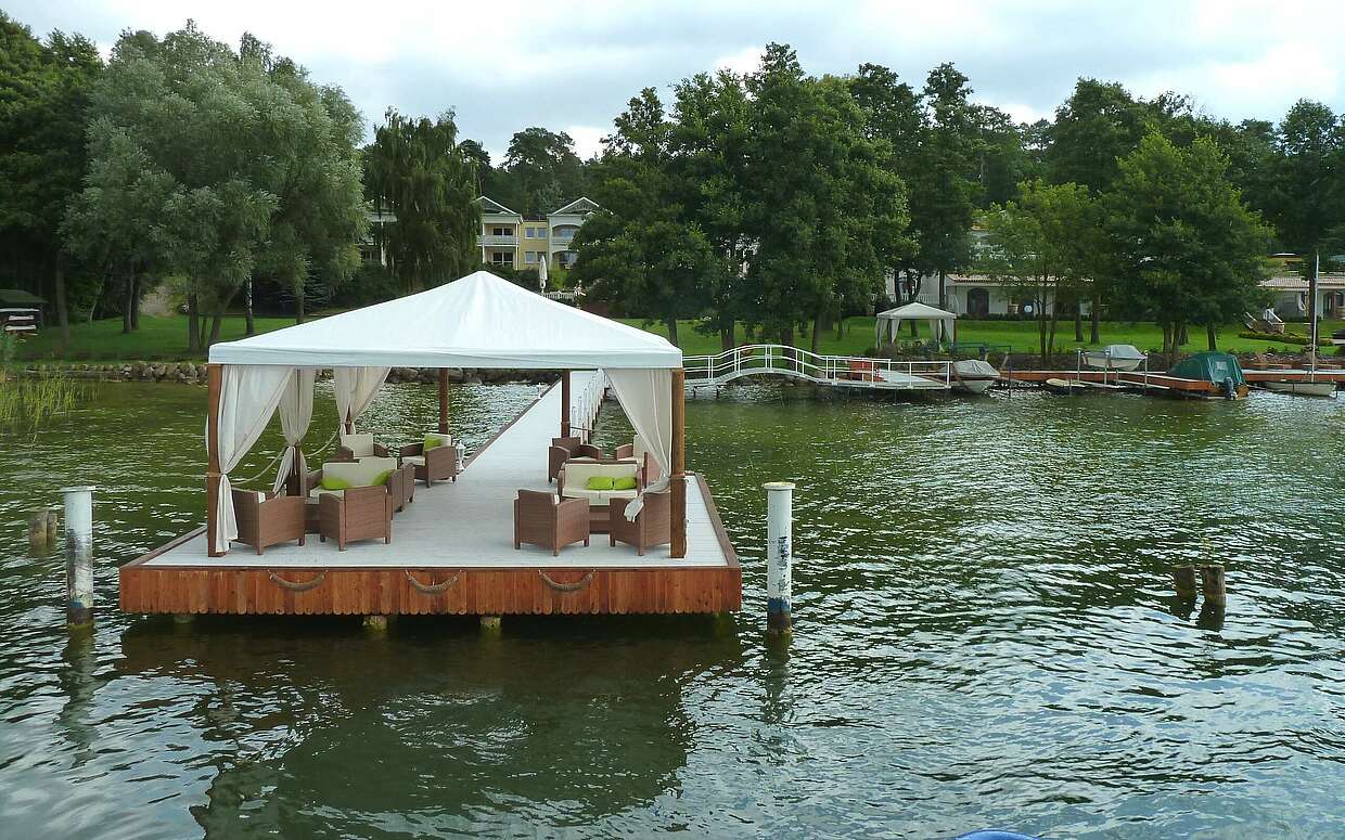 Bootsanleger Panoramahotel in Warnitz: Hier wartet man gerne etwas länger auf die Abfahrt des nächsten Schiffes.