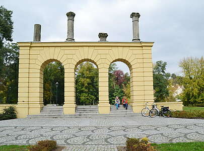 Säulenreste auf der Theaterinsel Guben