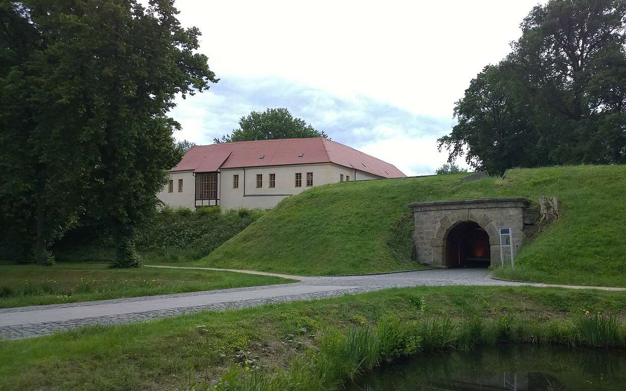 Komplett von einem Erdwall umgeben: Schloss und Festung Senftenberg.