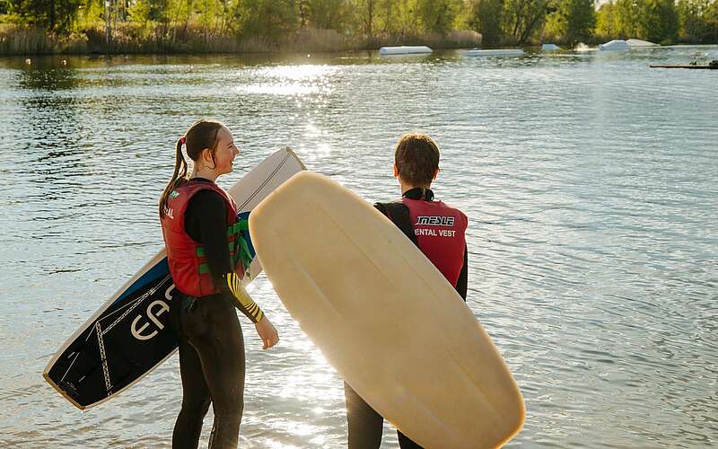 



        
            Kinder mit Wakeboards im Wakepark Ruhlsdorf ,
        
    

        Foto: TMB Fotoarchiv/Julia Nimke
    