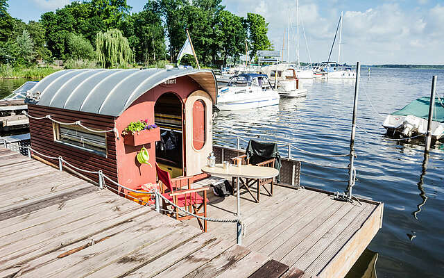 Havelfloß im Hafen