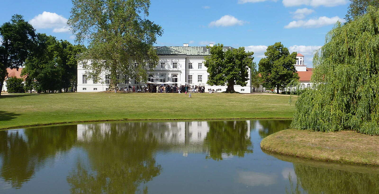 Hochzeitsfeier vor dem Schloss Neuhardenberg,
        
    

        Foto: TMB-Fotoarchiv/Roland Keusch