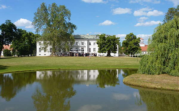 Hochzeitsfeier vor dem Schloss Neuhardenberg