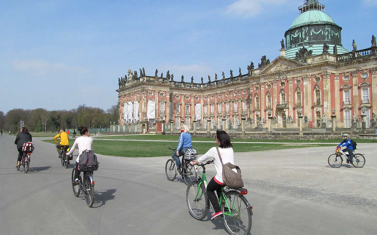 Mit dem Fahrrad vorbei am Neuen Palais