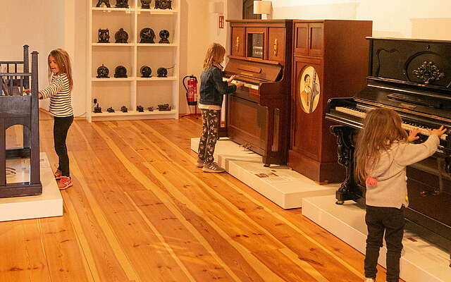 Kinder entdecken Musikinstrumente