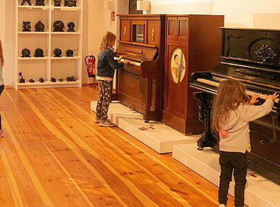 Kinder entdecken Musikinstrumente